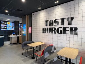 عملية صب خرسانة في مشروع سكني بالرياض